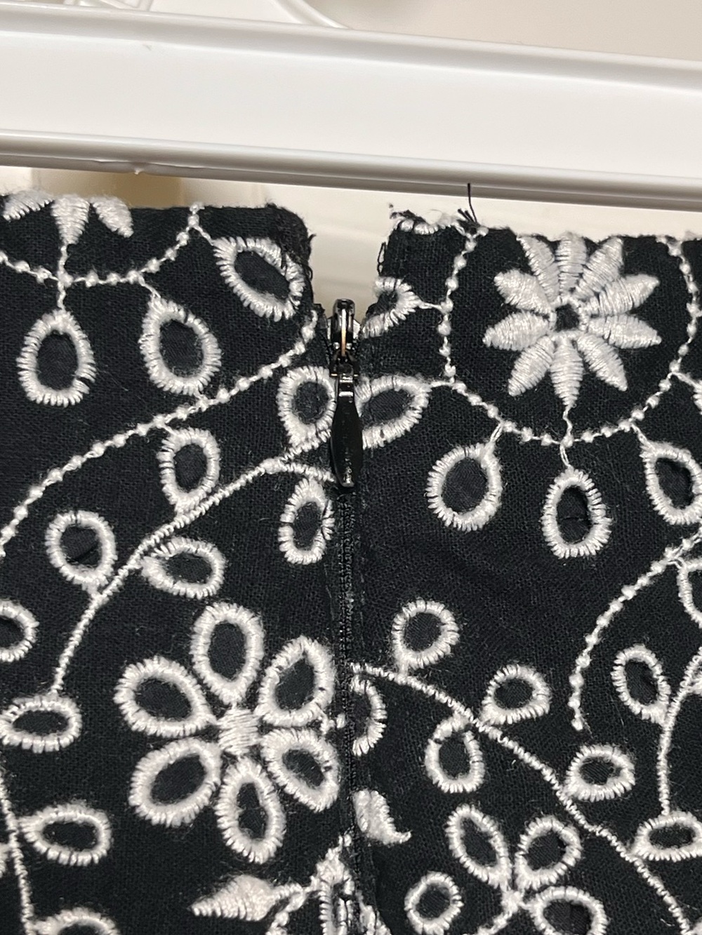 LOFT Black White Embroidered A-Line Skirt Floral Scalloped Hem Size 12 - Picture 3 of 4